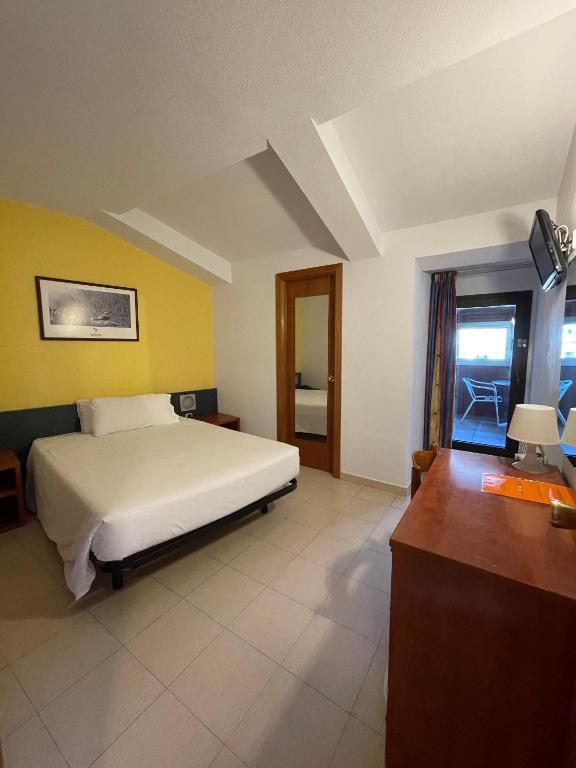 Giường trong phòng chung tại Hotel Cims Pas de La Casa