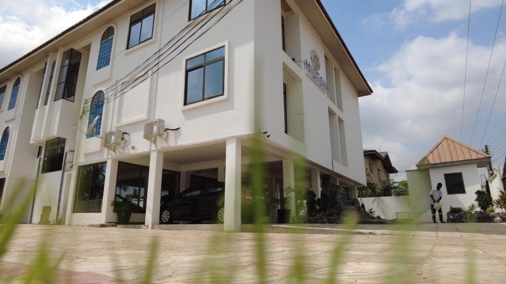 Un gran edificio blanco con muchas ventanas. en MILTON AVENUE SUITES, 2Bed, en Accra