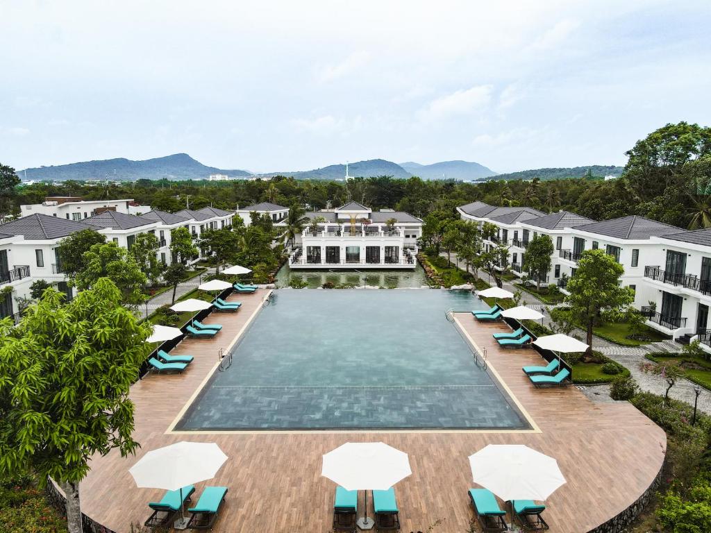Hồ bơi trong/gần DAD Resort Phú Quốc