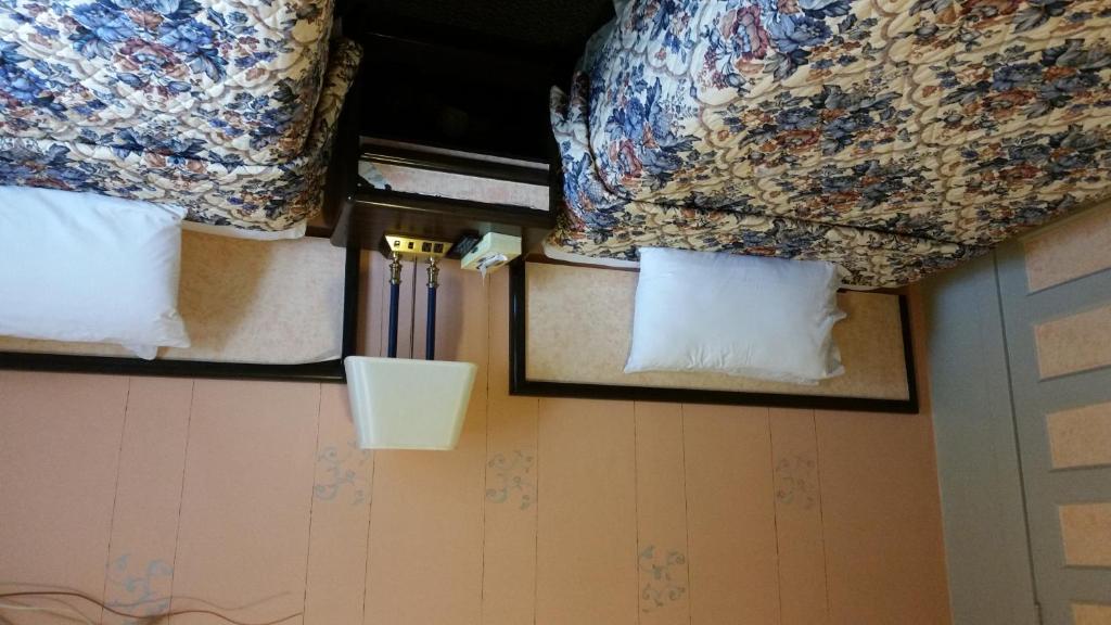 a room with two beds and two windows at A Voyageur's Guest House in Ottawa