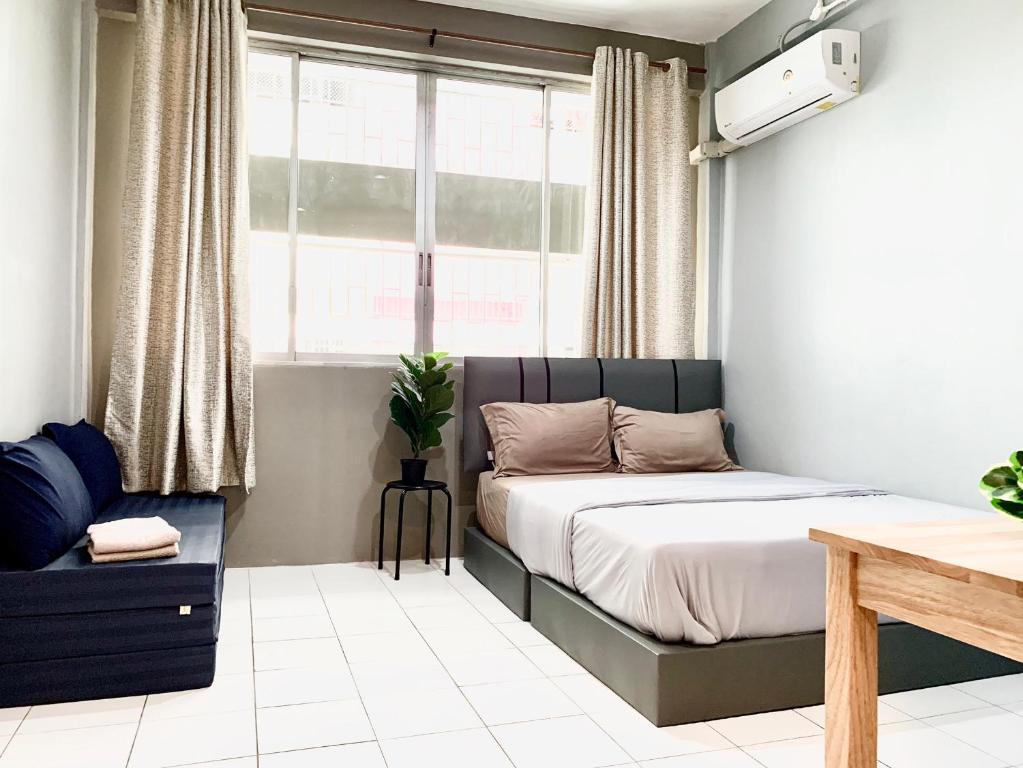 1 dormitorio con cama y ventana en My Home N1 - BTS Ratchathewi, en Bangkok