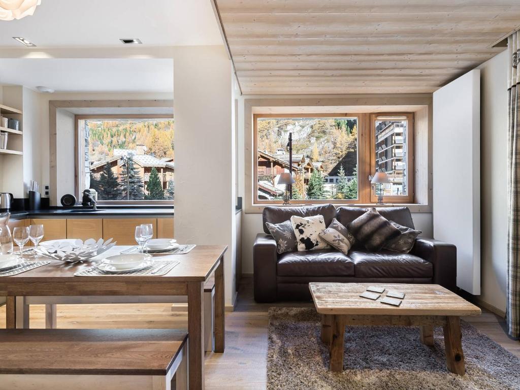 un salon avec un canapé et une table dans l'établissement Duplex rénové avec parking, proche centre et remontées, navette et bus à deux pas - FR-1-567-41, à Val dʼIsère