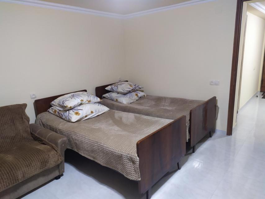 En eller flere senge i et værelse på Mashtots B&B