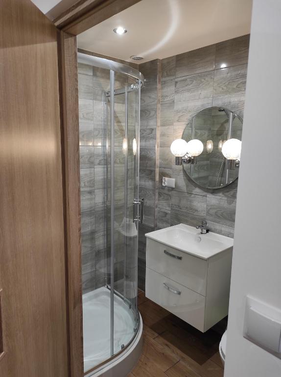 a bathroom with a shower and a toilet and a sink at Stadnina koni Tarka in Zwierzyniec