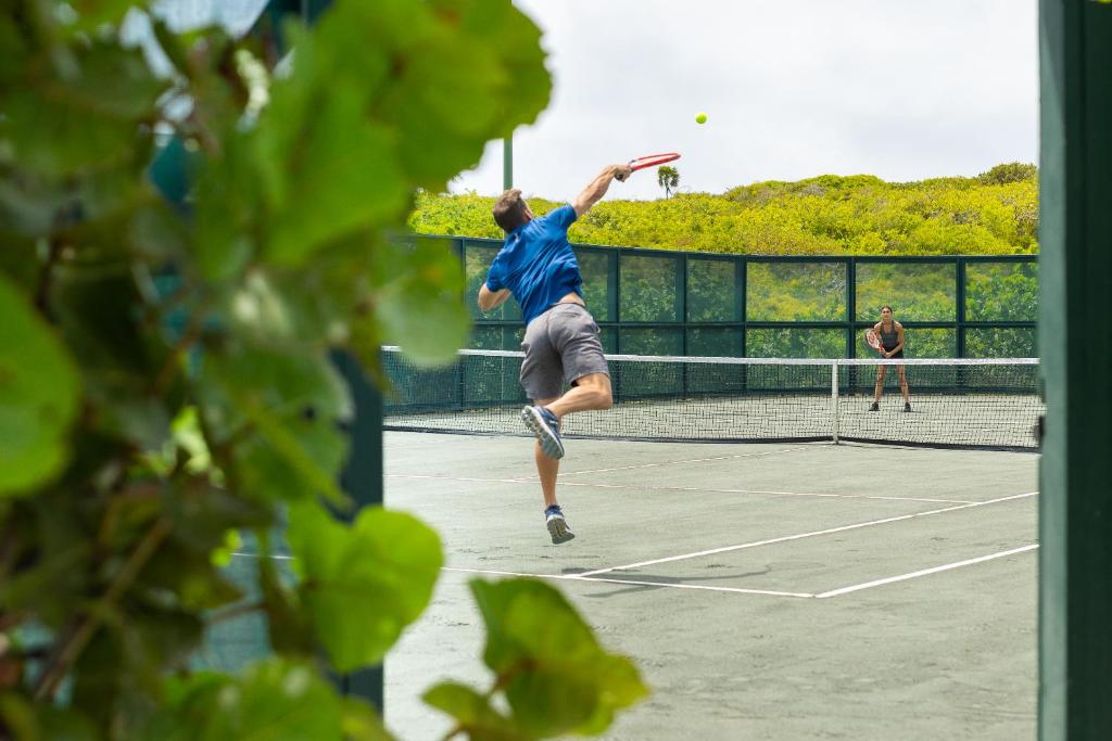 Tenis a/nebo squash v ubytování Ambergris Cay Private Island All Inclusive - PLS Island Hopper Flight Included nebo okolí