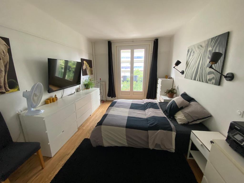 GRAND F2 Avec vue sur la maison de Georges Brassens