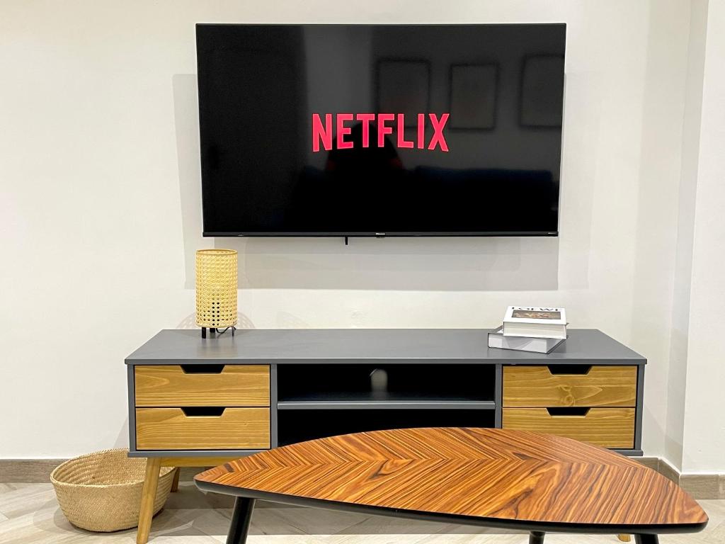 Televízia a/alebo spoločenská miestnosť v ubytovaní Loft Marbella centro