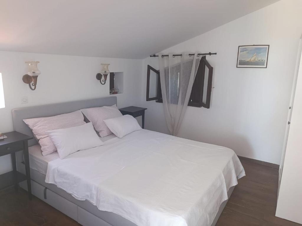 Postel nebo postele na pokoji v ubytování Apartments Hortenzija