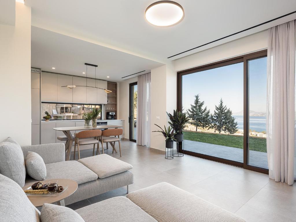 una sala de estar de planta abierta con vistas al océano en Mondethea vantage point home, en La Canea
