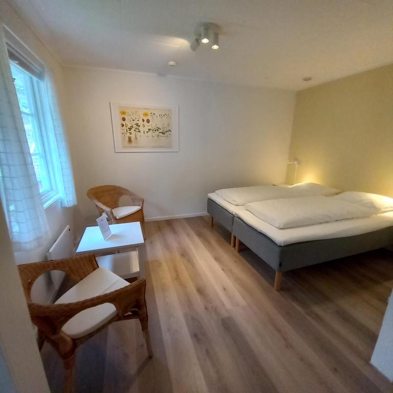 Postel nebo postele na pokoji v ubytování Sandbrekke Gjestegård