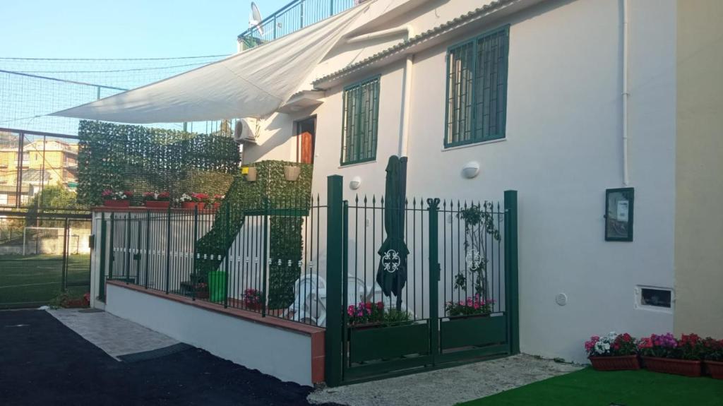 a house with a gate with a dog on it at Astra House relax a 10minuti da Salerno centro in Pellezzano
