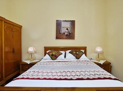 um quarto com uma cama grande e 2 candeeiros nas mesas em The Place 3 charming downtown apartment no Cairo