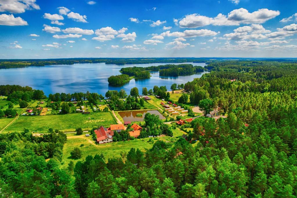 una vista aerea di una casa sulla riva di un lago di Velo Camp nad jeziorem Dadaj a Biskupiec