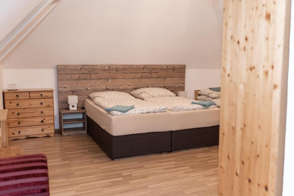 Postel nebo postele na pokoji v ubytování GRANÁRIUM