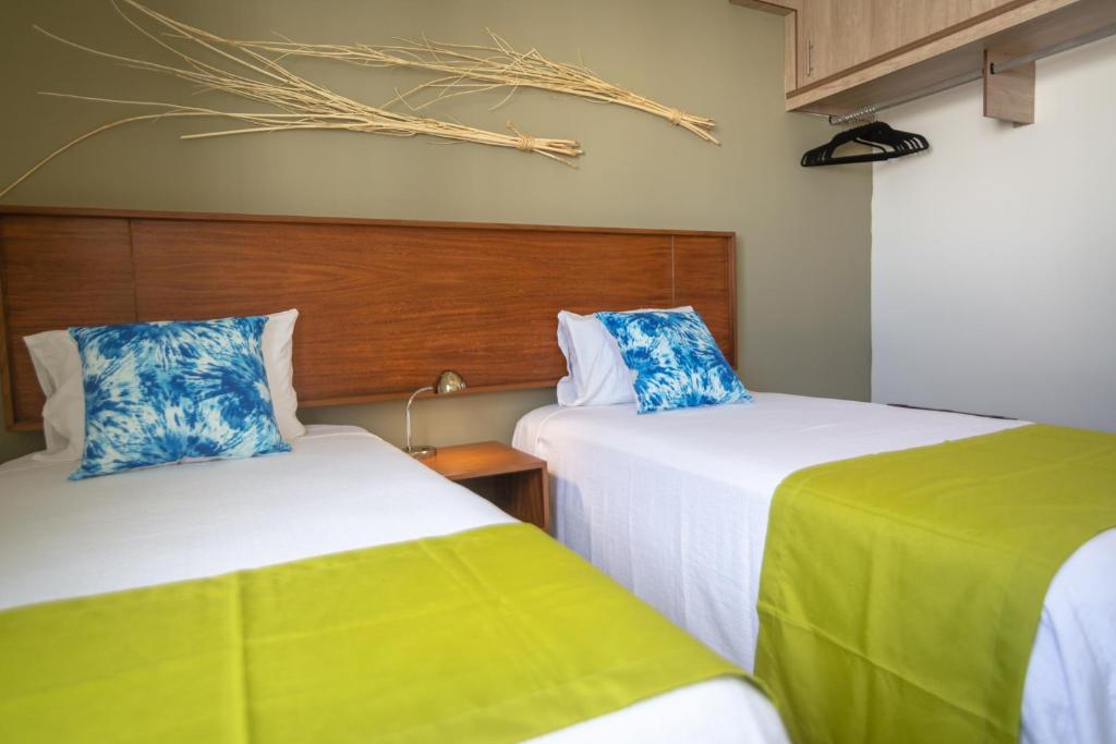 2 letti posti uno accanto all'altro in una stanza di Casa Tucan. A contemporary holiday or work nest a Puerto Morelos