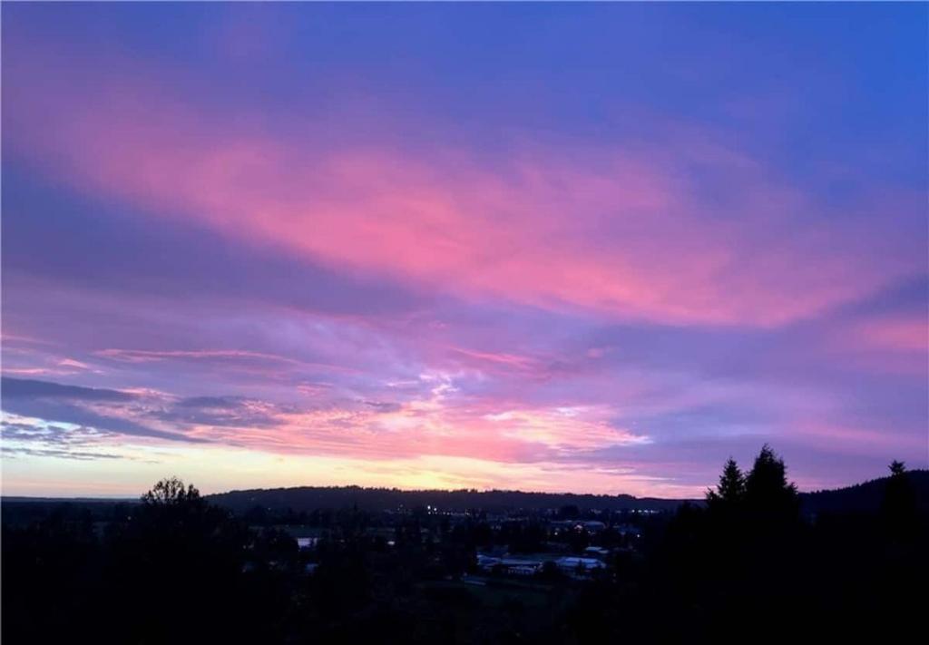 una puesta de sol con un cielo púrpura y rosa en HoneyHomes Spectacular View Home with Amenities, en Sumner