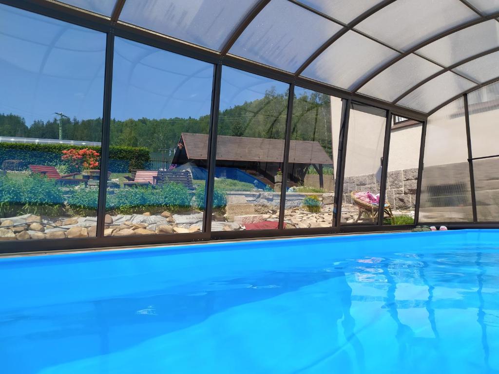 Bazén v ubytování Ubytování Na Kovárně nebo v jeho okolí