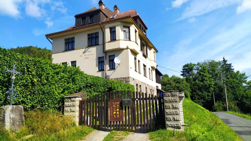 een huis op een heuvel met een hek bij Ubytování Na Kovárně in Smržovka