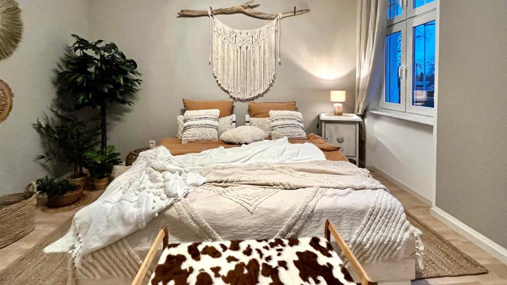 a bedroom with a large bed with a chandelier at Wunderschöne Altbauwohnung in Toplage in Biederitz