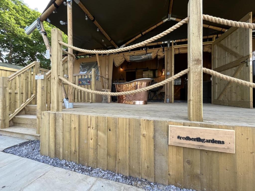 Fotografie z fotogalerie ubytování Lion King Safari Tent v destinaci Tenby