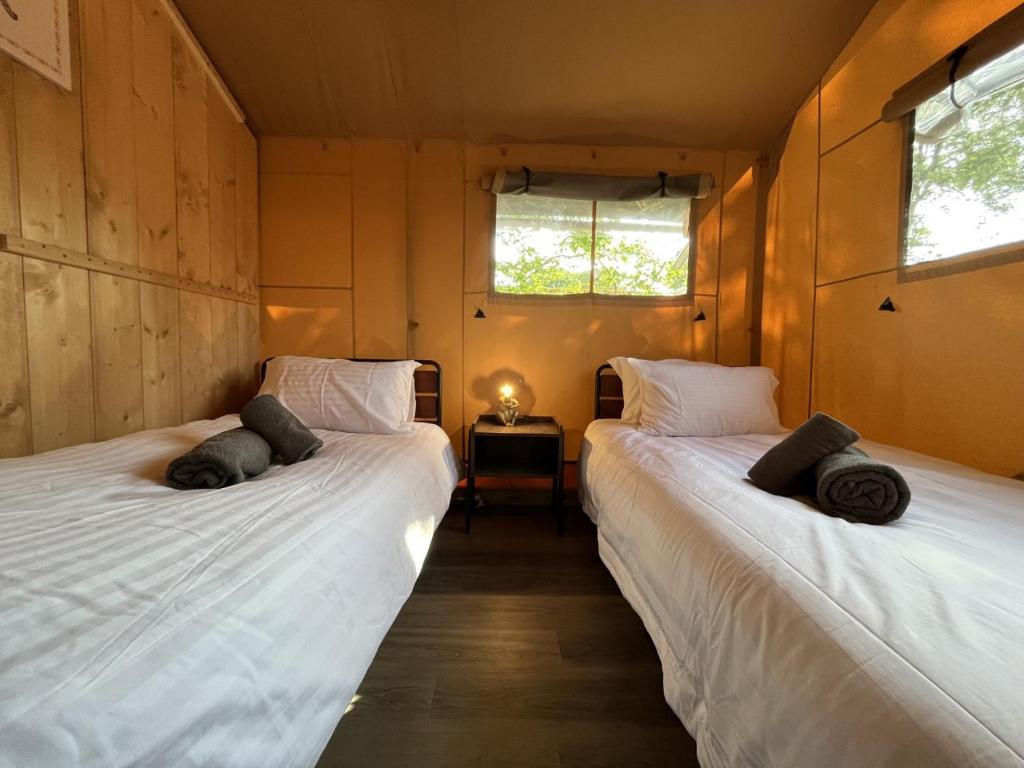Postel nebo postele na pokoji v ubytování Lion King Safari Tent