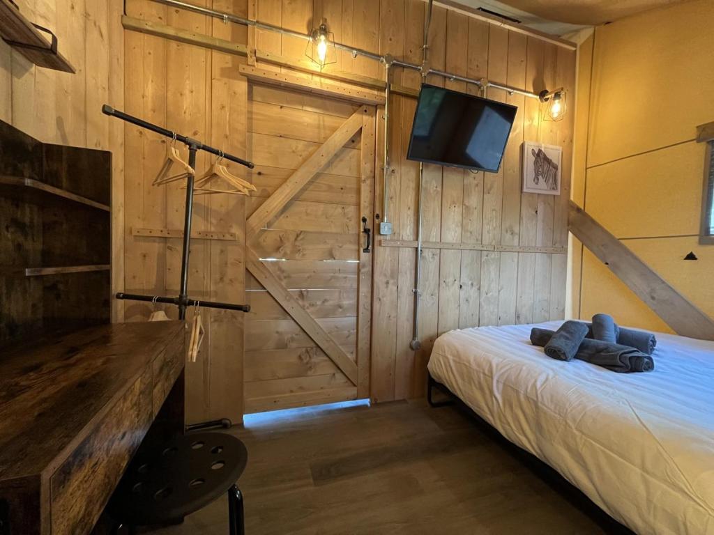 Postel nebo postele na pokoji v ubytování Lion King Safari Tent