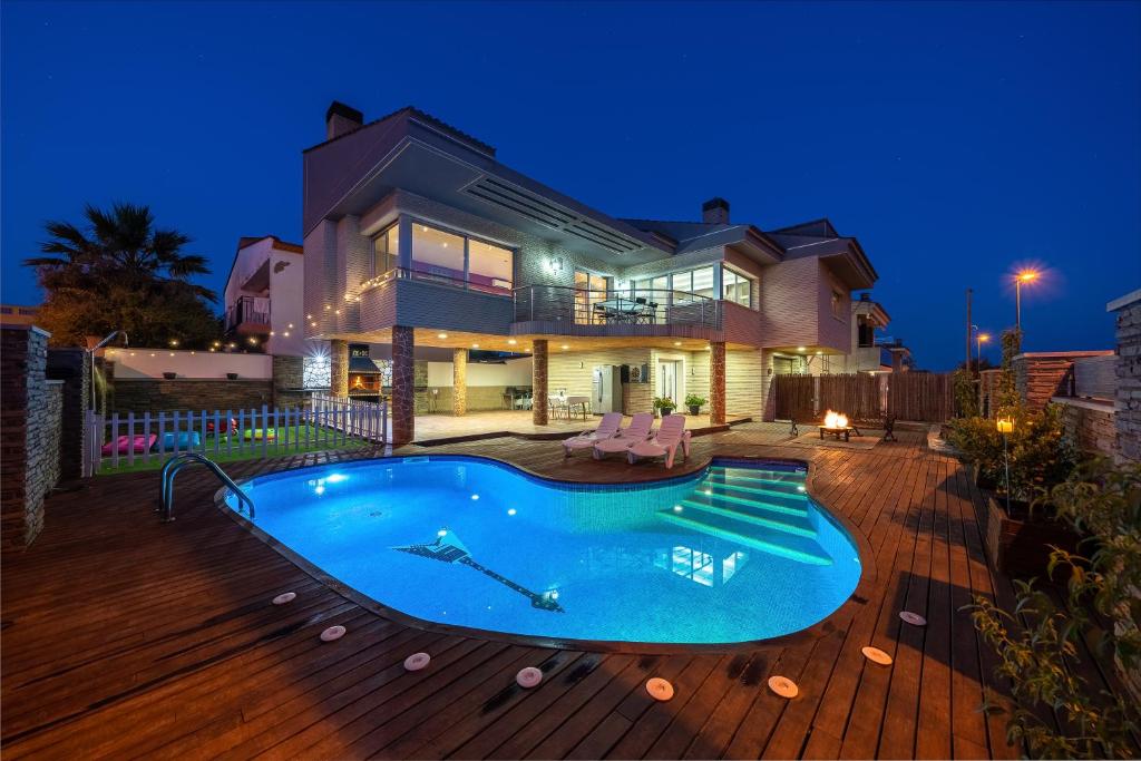 una grande casa con una piscina di fronte di Villa Luxury Rock Tirri a Reus