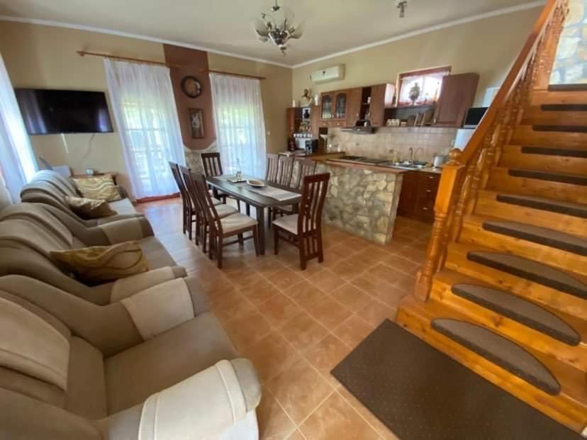 Aranypatkó Vendégház Lovasudvar في Berzence: غرفة معيشة مع أريكة وطاولة