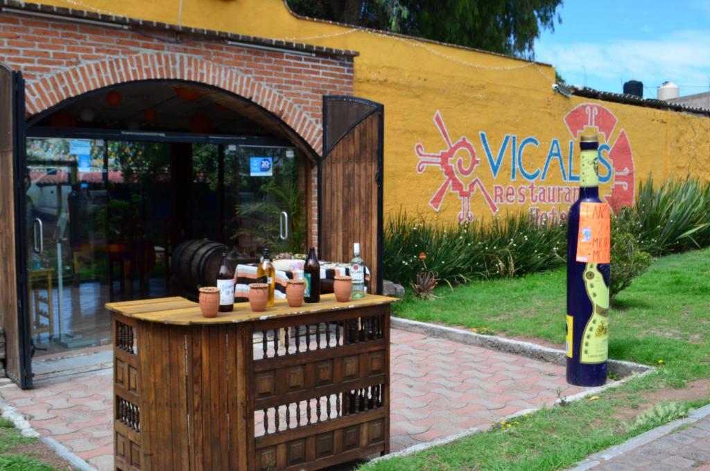 uma banca de bebidas em frente a um edifício em Vicalis Hotel, Villas y Glamping em San Sebastian Xolalpa