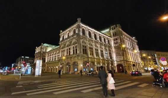 een groep mensen die voor een groot gebouw staan bij Appartement Belvedere Wien in Wenen