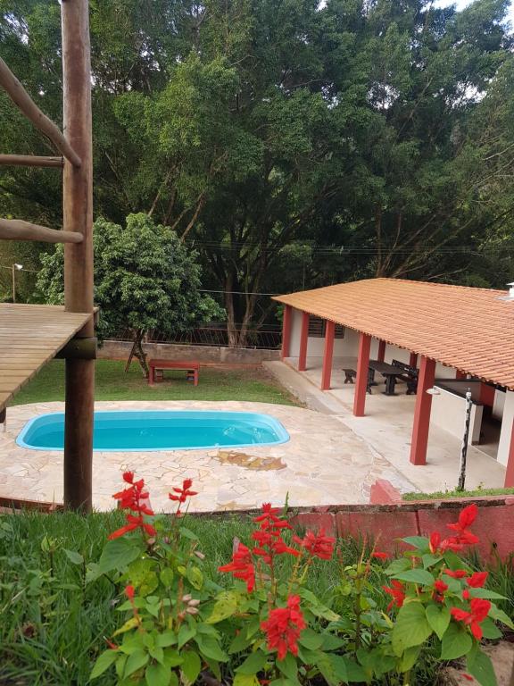 Bazén v ubytování Chácara chalé recanto das árvores em Jaguariuna nebo v jeho okolí