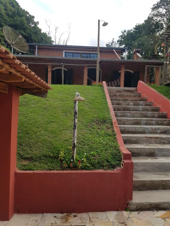 Chácara chalé recanto das árvores em Jaguariuna - Chalet De Deux Chambres
