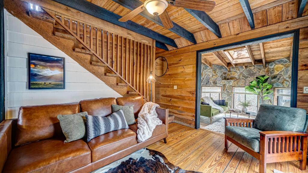Posezení v ubytování Pioneer Lodge - Cozy Cabin in Blue Ridge
