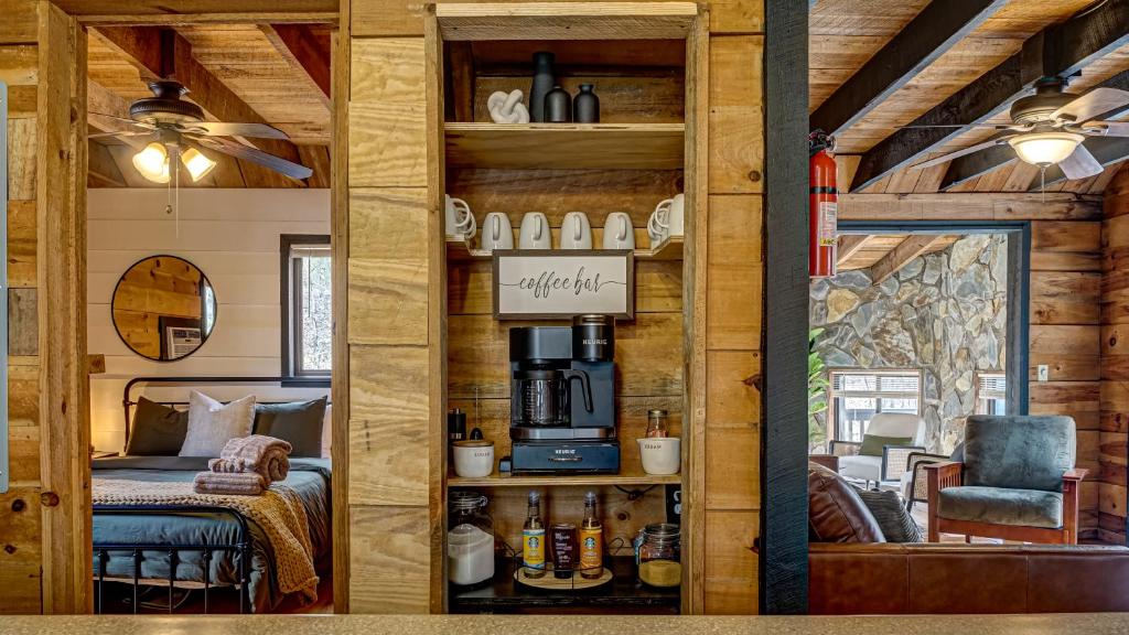 Posezení v ubytování Pioneer Lodge - Cozy Cabin in Blue Ridge