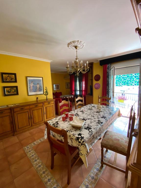 Un comedor con mesa y sillas en luxury's villas, en Villacarrillo