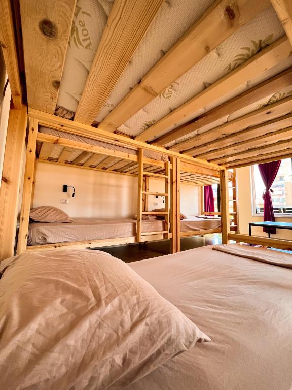 Postel nebo postele na pokoji v ubytování Blue Door Hostel