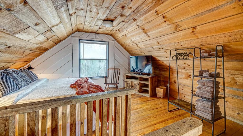 Postel nebo postele na pokoji v ubytování Pioneer Lodge - Cozy Cabin in Blue Ridge