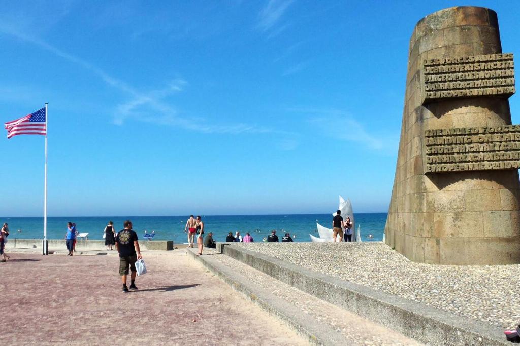 Hostia v ubytovaní Maison de charme à Saint-Laurent-sur-Mer, vue sur mer et jardin