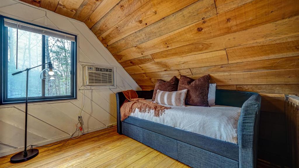 Postel nebo postele na pokoji v ubytování Pioneer Lodge - Cozy Cabin in Blue Ridge