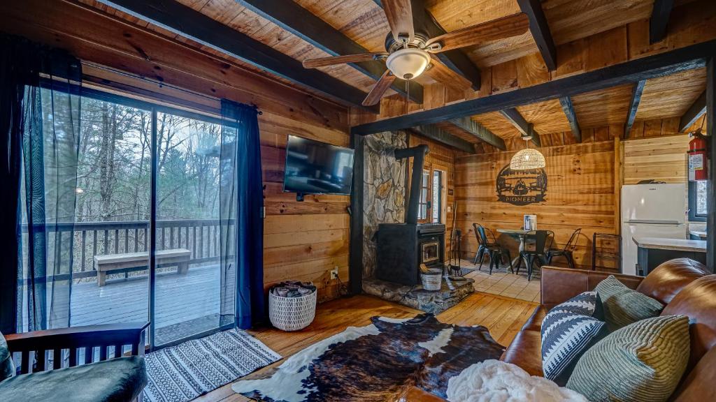 Posezení v ubytování Pioneer Lodge - Cozy Cabin in Blue Ridge
