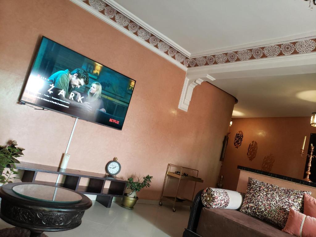 馬拉喀什的住宿－Yacout Appartement Majorelle，客厅的墙上配有平面电视。