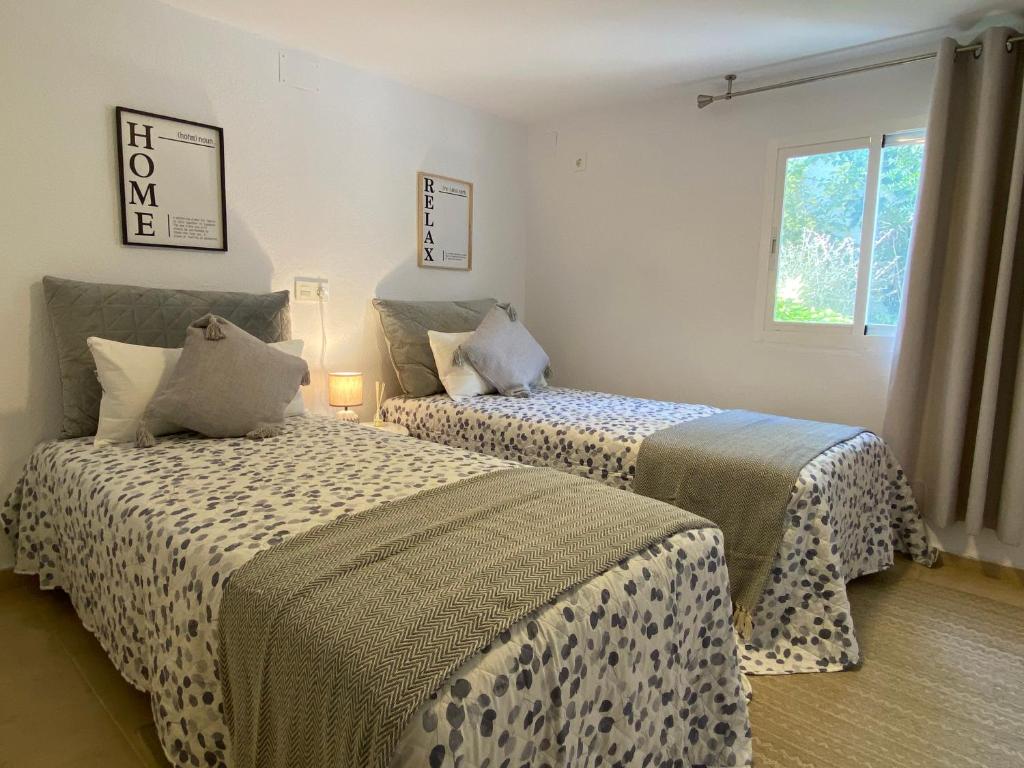 Posteľ alebo postele v izbe v ubytovaní Private Pool & Garden - walk to Beach & Marbella
