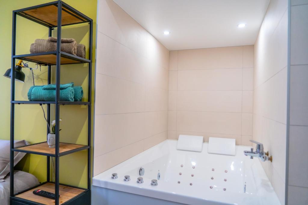 Kúpeľňa v ubytovaní Jacuzzi Terrasse 86 - Terrasse & Climatisation - 4 personnes - BnB Epernay