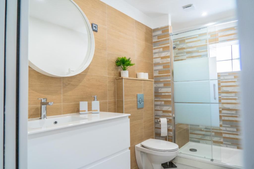Kúpeľňa v ubytovaní Jacuzzi Terrasse 86 - Terrasse & Climatisation - 4 personnes - BnB Epernay