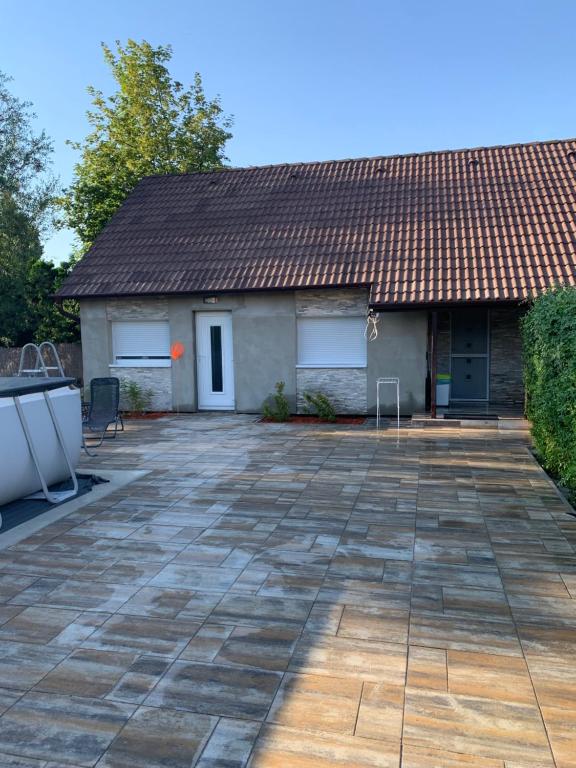 Casa con techo de baldosa y patio en Balatonmáriafürdő nyaraló, en Balatonmáriafürdő