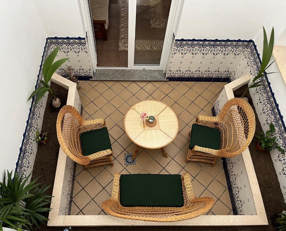 uma vista sobre um pátio com uma mesa e cadeiras em Casa Almendro em Jumilla