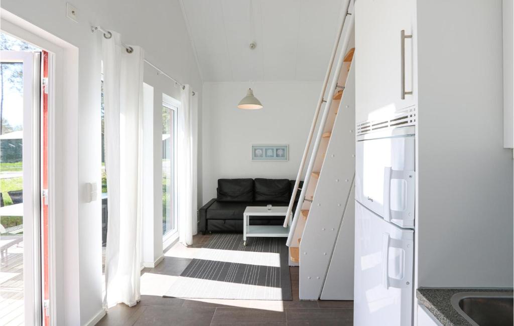 Kuchyň nebo kuchyňský kout v ubytování 3 Bedroom Gorgeous Home In Löttorp