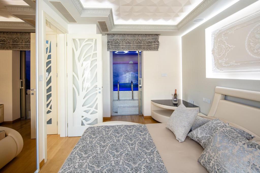 Postel nebo postele na pokoji v ubytování Ma President Suite, DeMaNi President Suites