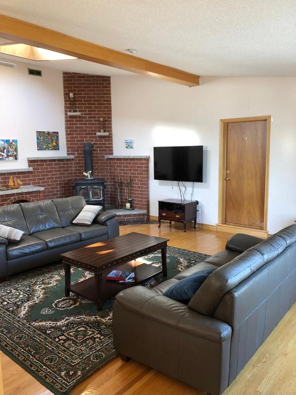TV a/nebo společenská místnost v ubytování Hotel Wolfe Island