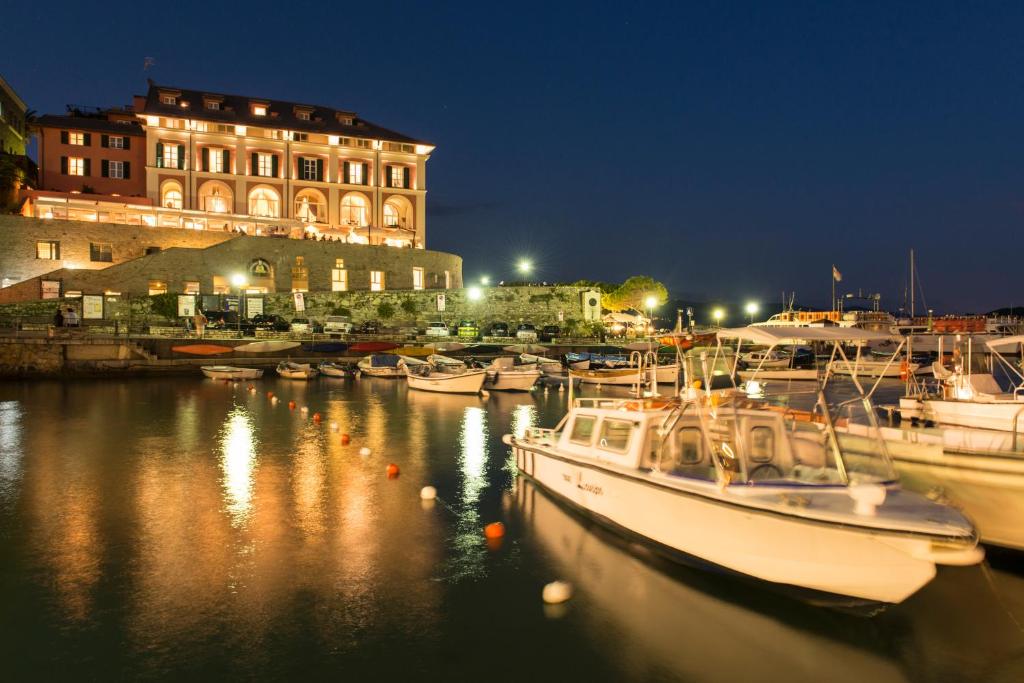 Výhled na řeku, která protéká v blízkosti hotelu